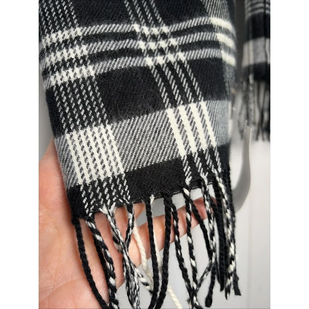 D&Y Softer‎ Than Cashmere Plaid Scarf Womens OS Black White Check Fringe Acrylic